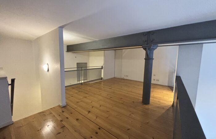 Bedroom showing gurders